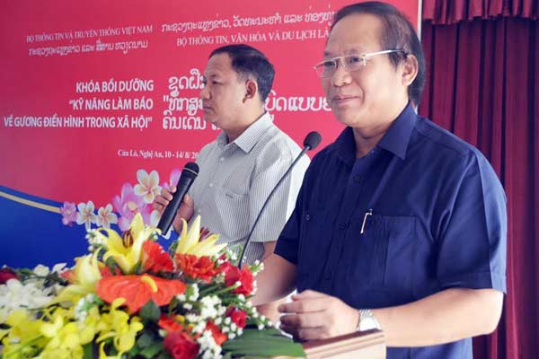 ບຳລຸງທັກສະຂຽນບົດກ່ຽວກັບແບບຢ່າງດີເດັ່ນໃຫ້ນັກຂ່າວລາວ